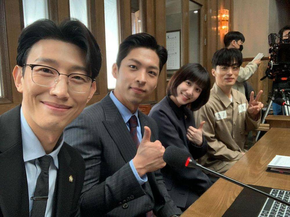 potret skuad Hanbada di balik layar Extraordinary Attorney Woo (instagram.com/joojong_)