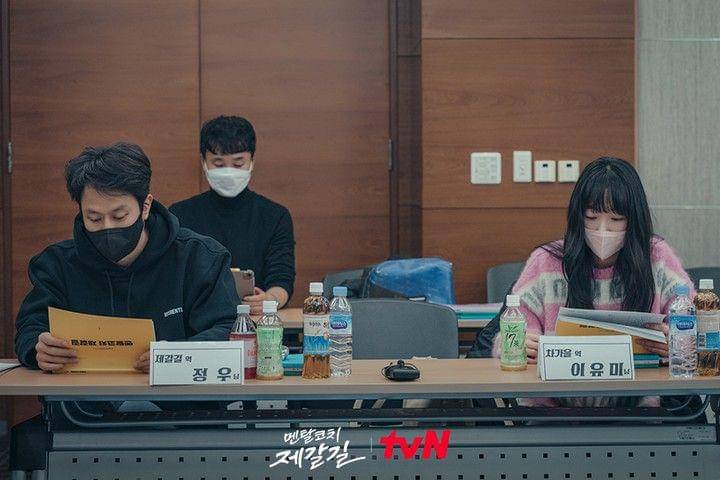 potret pembacaan naskah Mental Coach Jegal (instagram.com/tvn_drama)