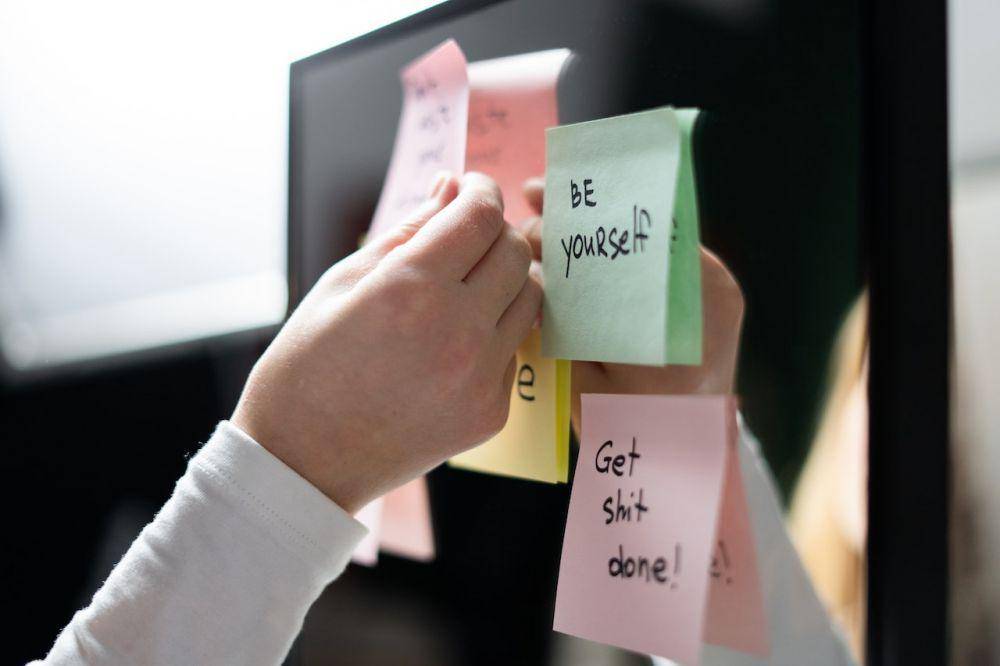 ilustrasi sticky notes berisi pesan (pexels.com/@cottonbro)
