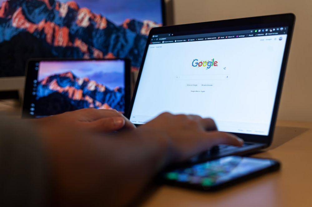 ilustrasi mesin pencari Google (pexels.com/Luca Sammarco)