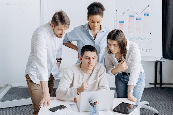 ilustrasi teman kantor (pexels.com/Mikhail Nilov)