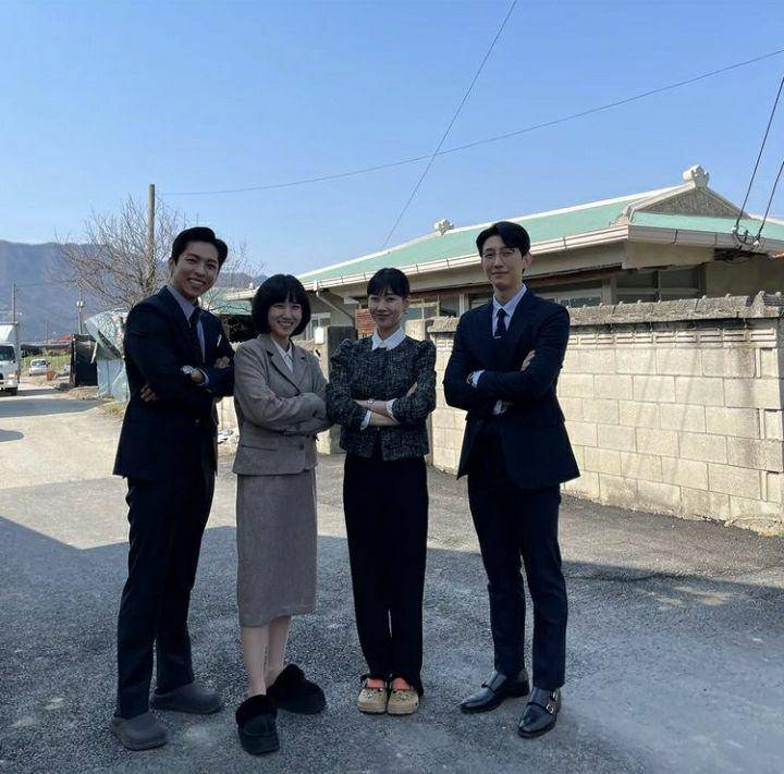 potret skuad Hanbada di balik layar Extraordinary Attorney Woo (instagram.com/eunbining0904)