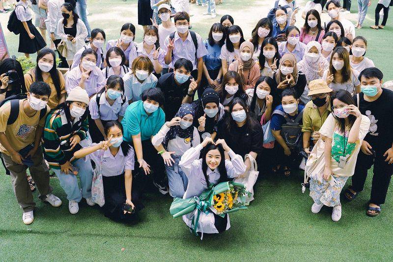 potret Tu Tontawan bersama teman dan fans(twitter.com/tontawan_t)