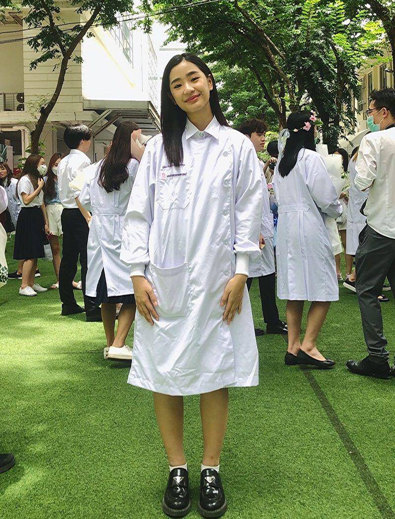 potret Tu Tontawan kenakan gaun khas Sarjana Kedokteran Gigi(twitter.com/Tu_ttwOfficial)