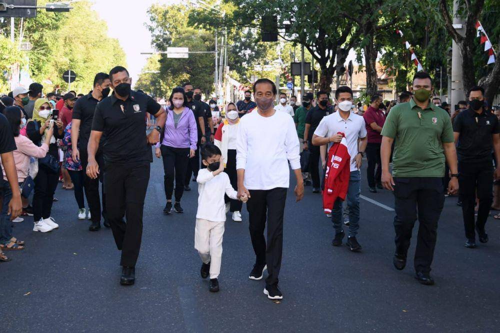 Presiden Jokowi dan Jan Ethes jalan santai di CFD Solo (dok. Sekretariat Presiden)