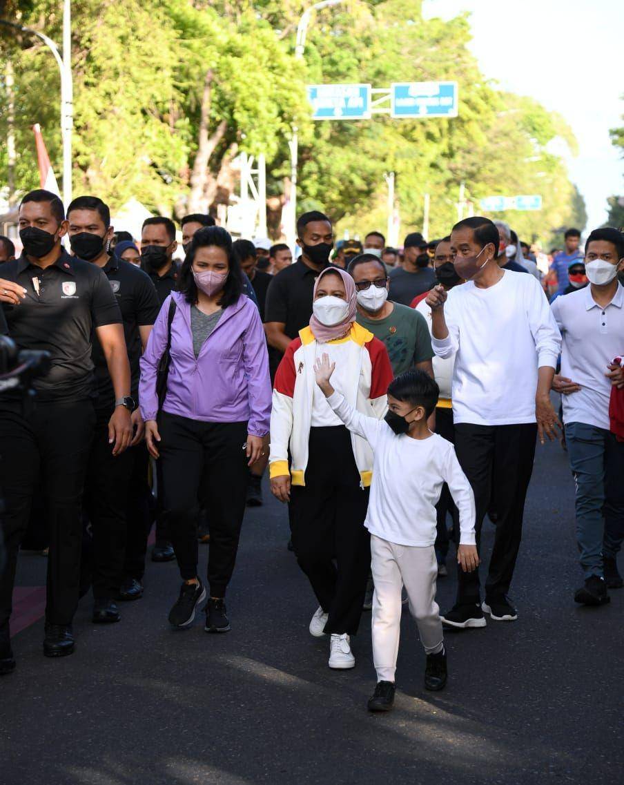 Presiden Jokowi jalan santai dengan Jan Ethes di CFD Solo (dok. Sekretariat Presiden)