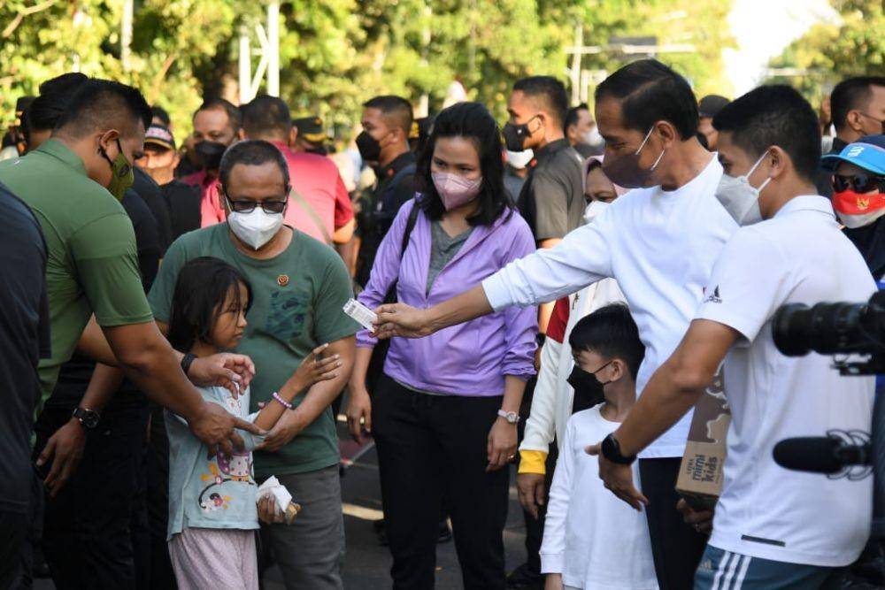 Presiden Jokowi jalan santai dengan Jan Ethes di CFD Solo (dok. Sekretariat Presiden)