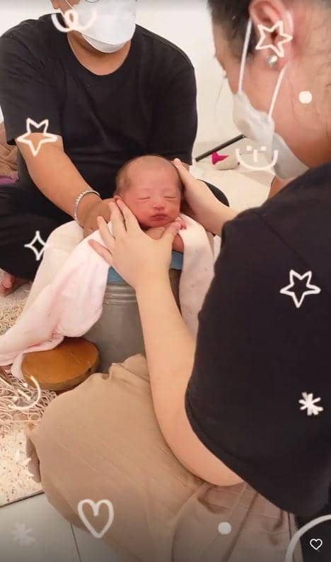 pemotretan newborn baby Moana (Instagram.com/riaricis1795)