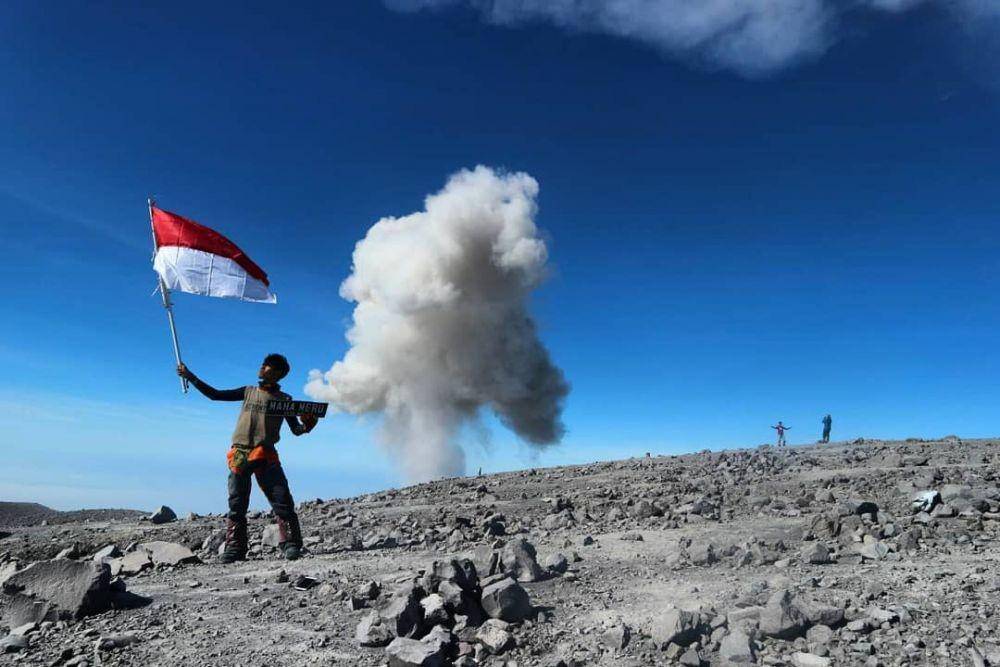 Ilustrasi mengibarkan bendera merah putih di gunung (instagram.com/alfiandi_andi)
