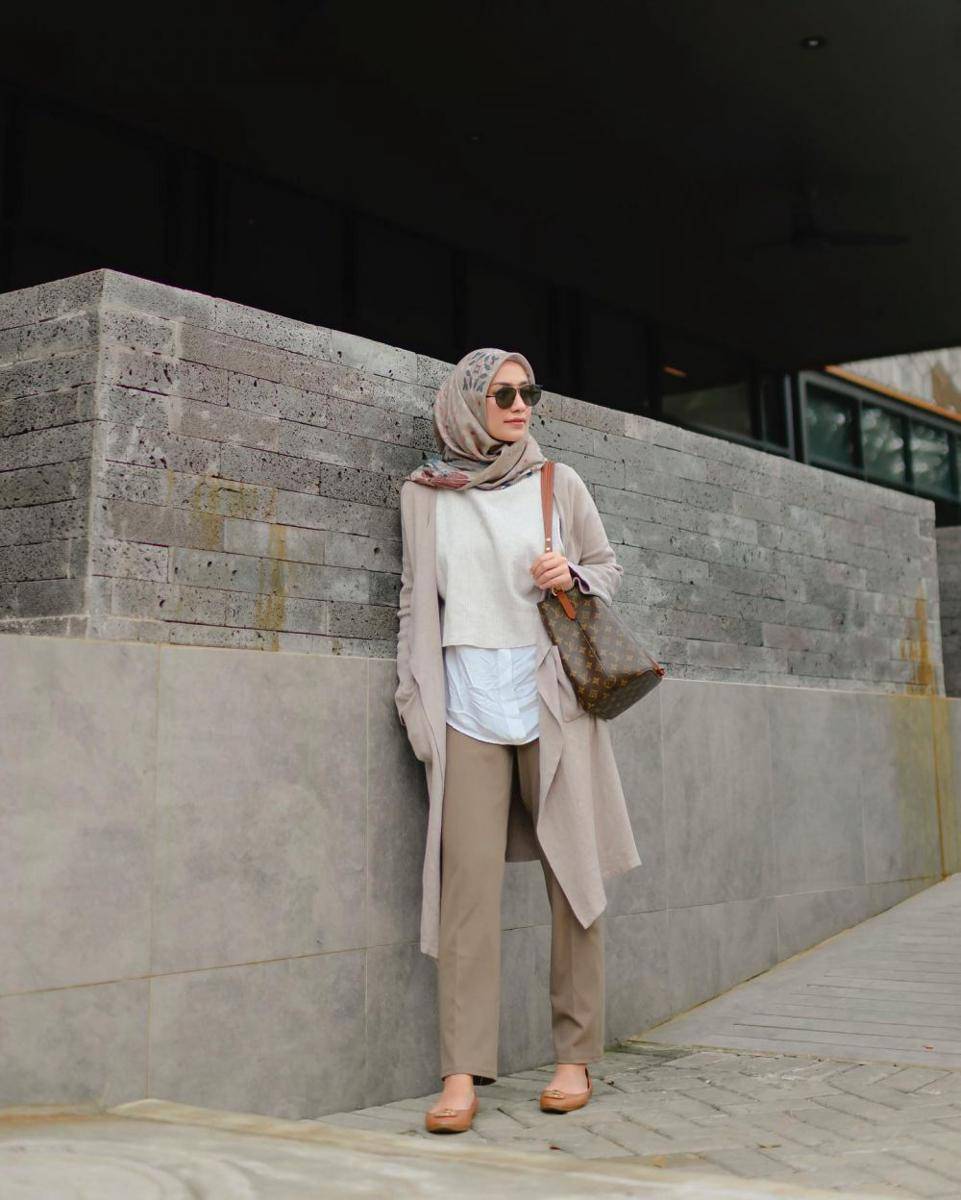 outfit ke kantor ala Mega Iskanti (instagram.com/megaiskanti)