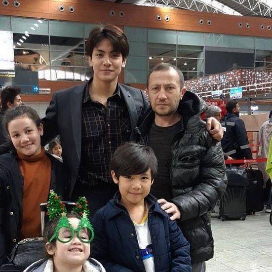 potret Joong Archen bersama sang adik : Sare, Ahmet, Asya (instagram.com/chen_rcj)