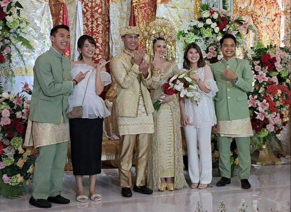 potret atlet badminton di pernikahan Seshar Rhustavito (instagram.com/hendrigumaybulutangkis)