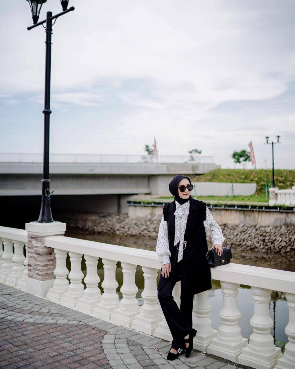 outfit ke kantor ala Mega Iskanti (instagram.com/megaiskanti)