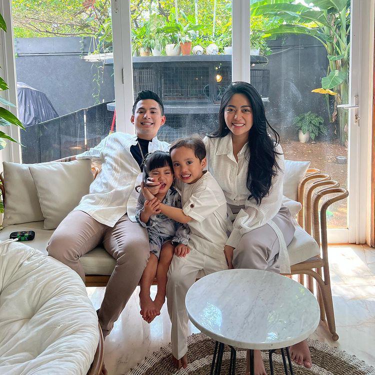 potret Rachel Vennya, Niko Al Hakim dan kedua buah hatinya (instagram.com/rachelvennya)