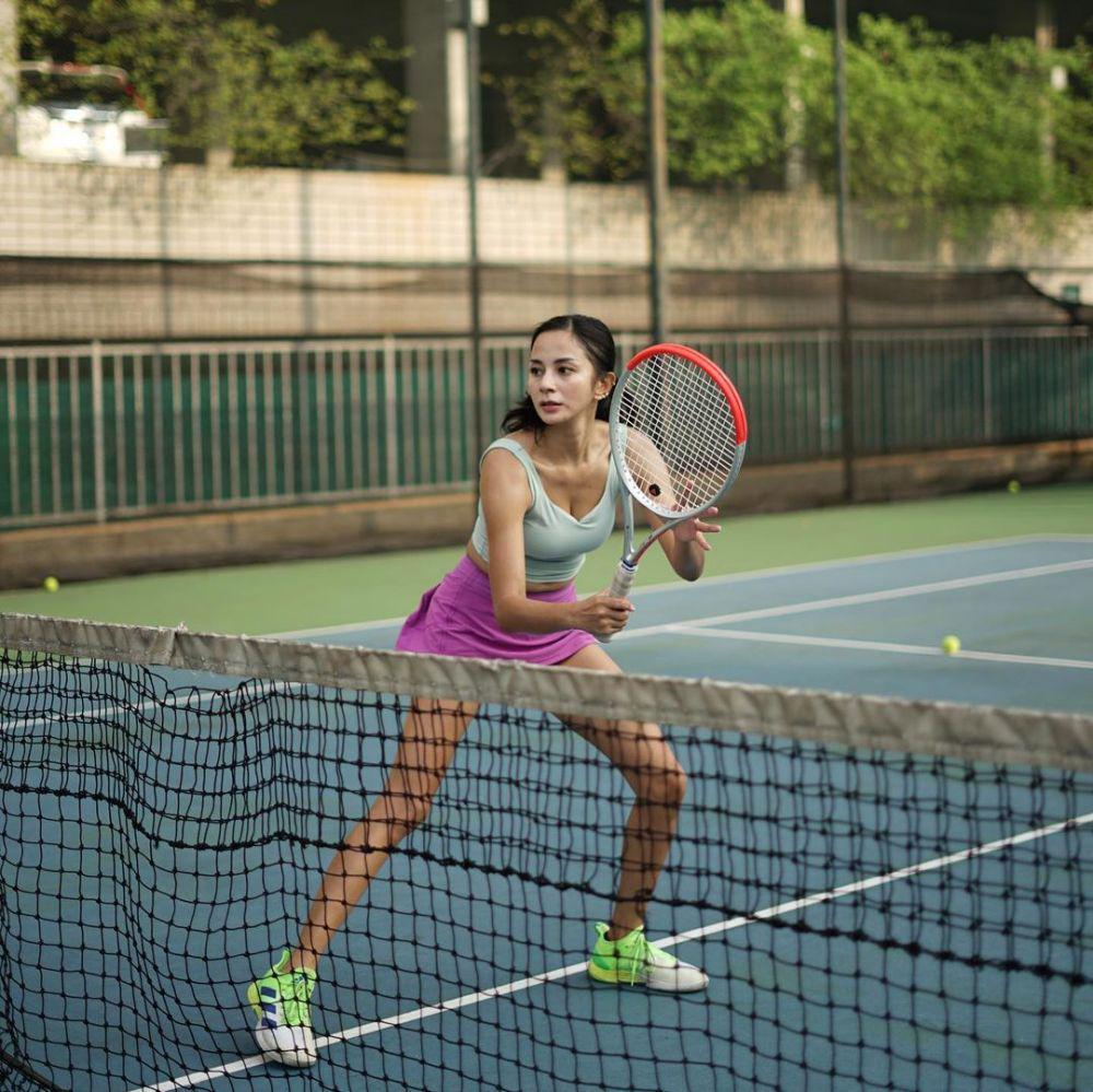 potret Kirana Larasati main tenis (instagram.com/kiranalarasati)