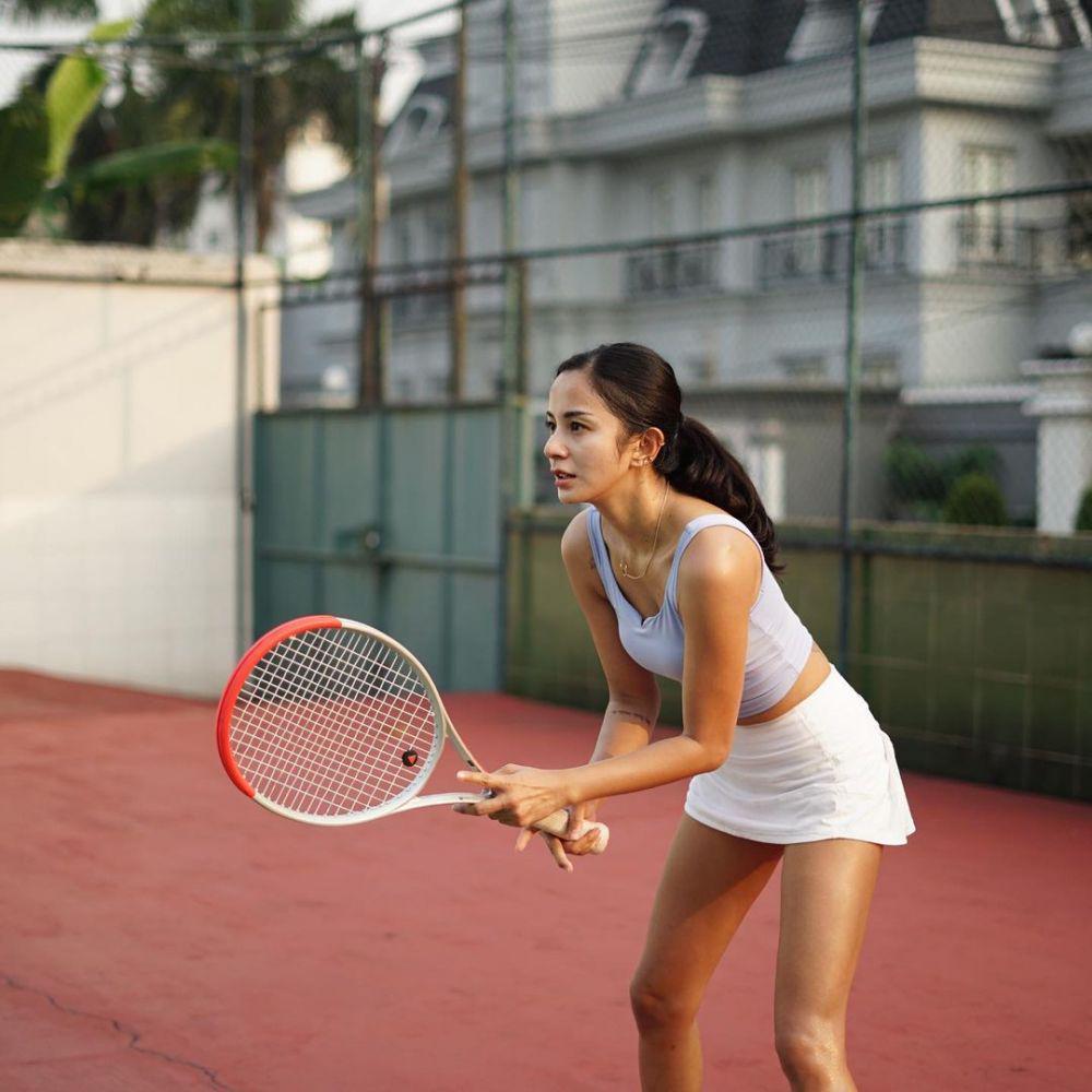 potret Kirana Larasati main tenis (instagram.com/kiranalarasati)
