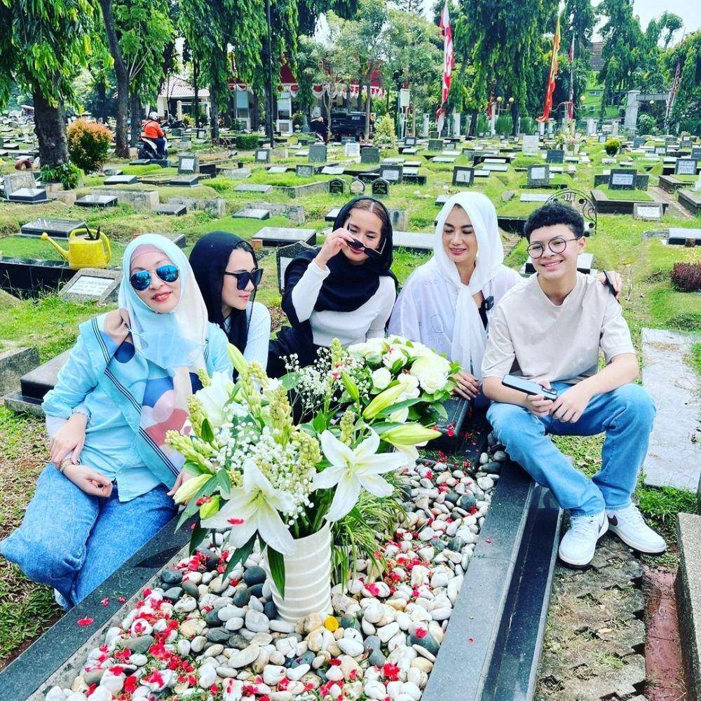 potret akrab Angelina Sondakh dan Reza Artamevia di depan makan Adjie Massaid (instagram.com/rezaartameviaofficial)