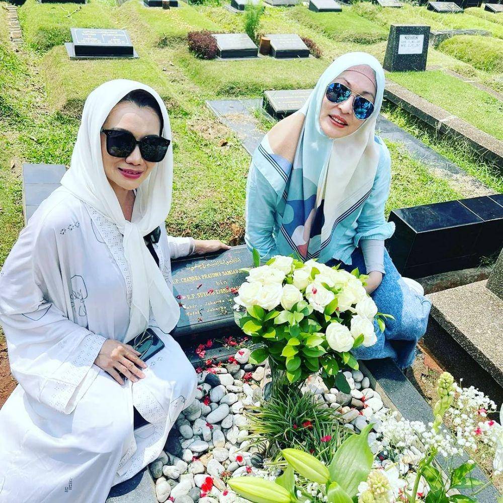 potret akrab Angelina Sondakh dan Reza Artamevia di depan makan Adjie Massaid (instagram.com/rezaartameviaofficial)
