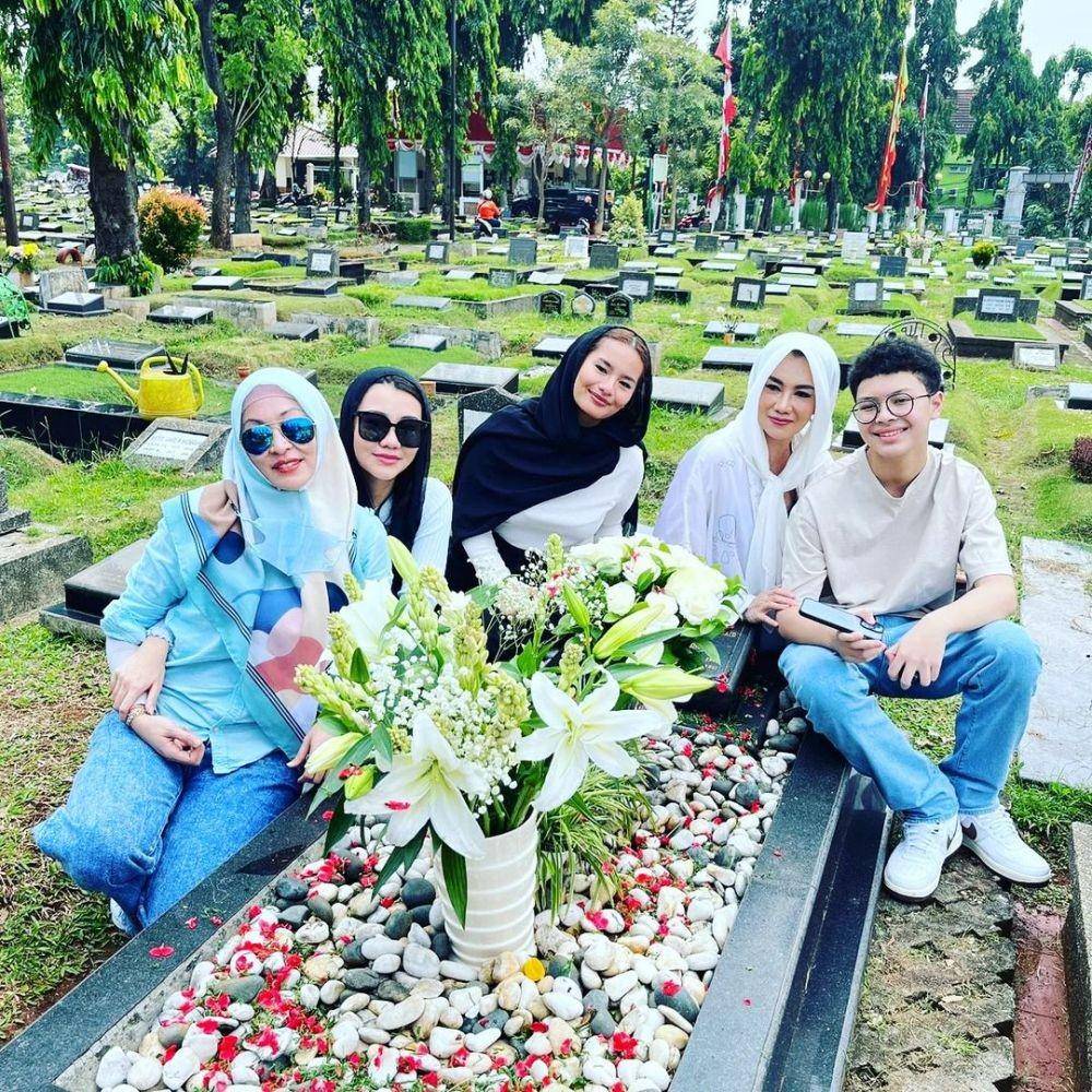 potret akrab Angelina Sondakh dan Reza Artamevia di depan makan Adjie Massaid (instagram.com/rezaartameviaofficial)
