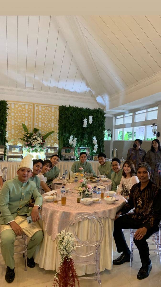 potret atlet badminton di pernikahan Shesar Rhustavito (instagram.com/fatwasoer)