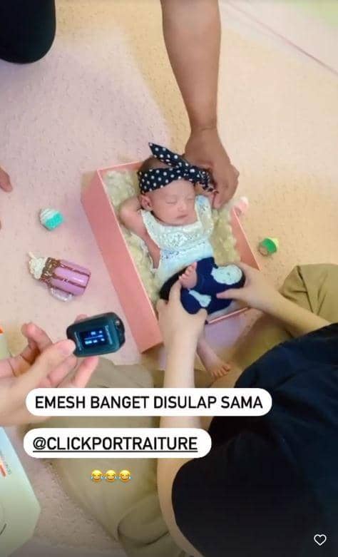 pemotretan newborn baby Moana (Instagram.com/riaricis1795)