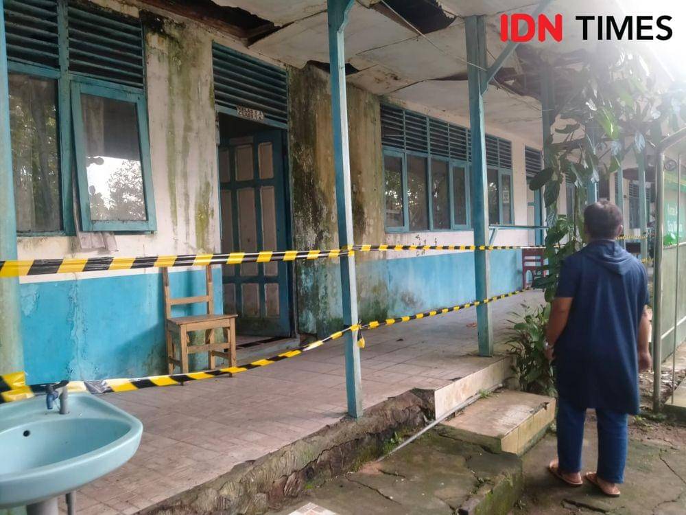Bangunan gedung SDN Antasan Besar 7 Banjarmasin Kalimantan Selatan (Kalsel) kondisinya memprihatinkan, Jumat (5/8/2022). (IDN Times/Hamdani)
