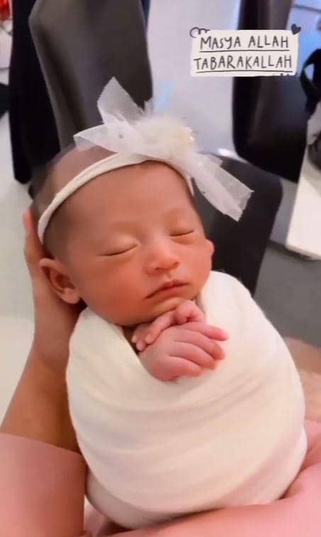pemotretan newborn baby Moana (Instagram.com/riaricis1795)