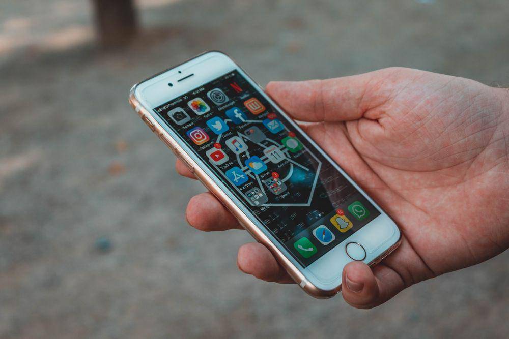 ilustrasi memakai HP iPhone (unsplash.com/Sara Kurfeb)
