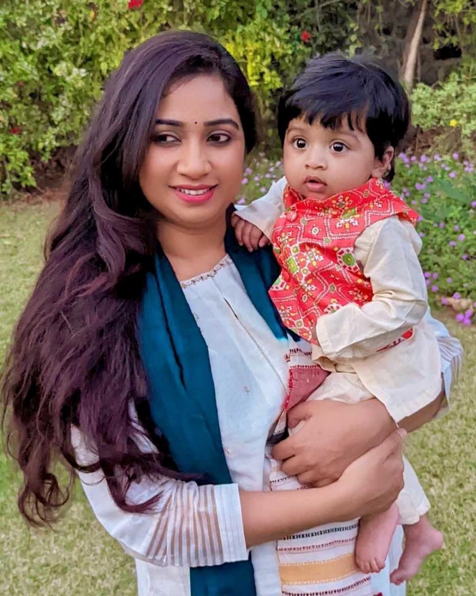 Shreya Ghoshal dan anaknya (instagram/shreyaghoshal)