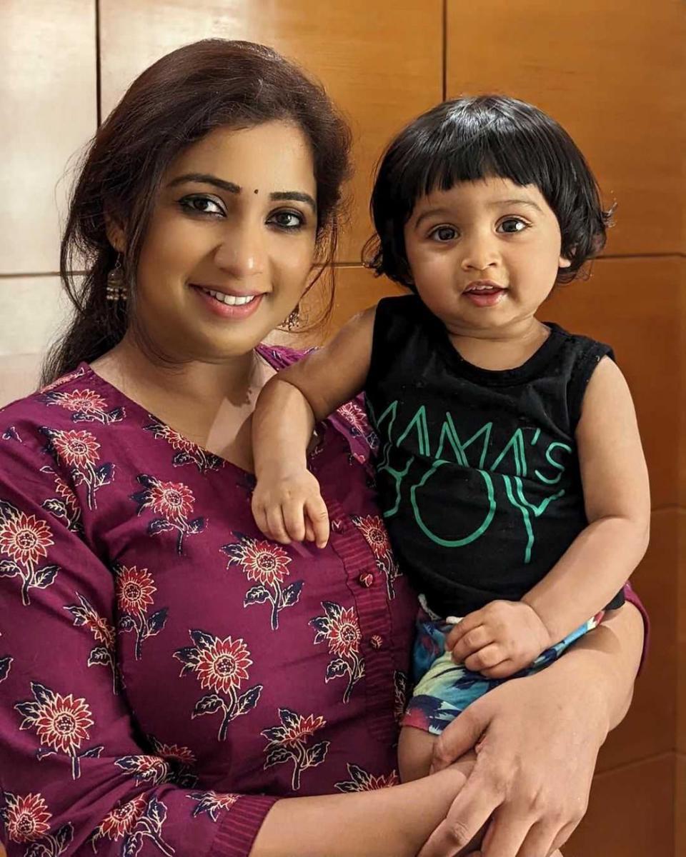 Shreya Ghoshal dan anaknya (instagram.com/shreyaghoshal)