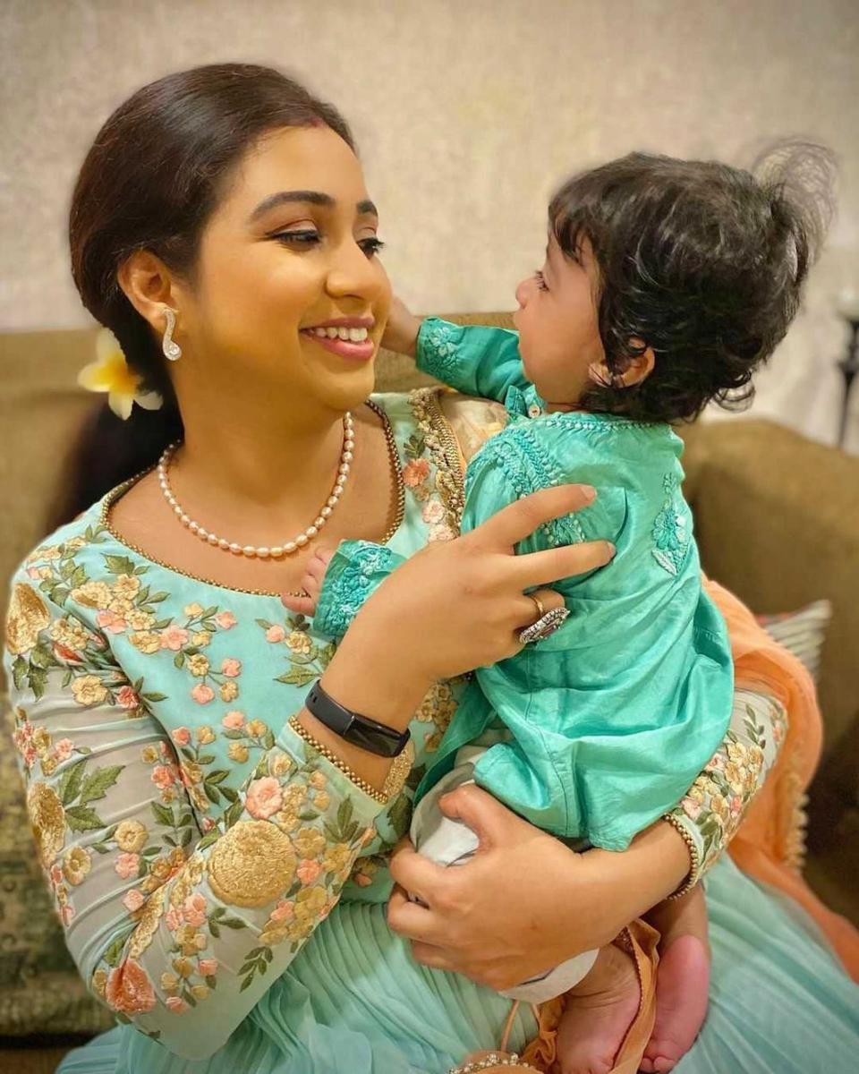 Shreya Ghoshal dan anaknya (instagram.com/shreyaghoshal)