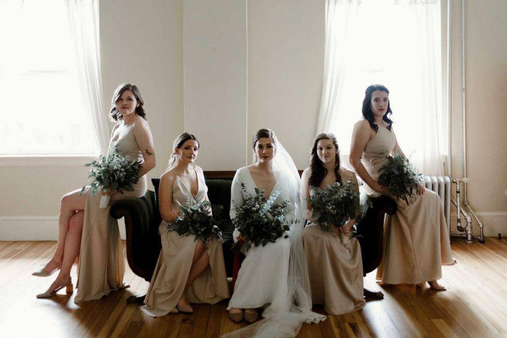 ilustrasi bridesmaid (unsplash.com/@brianaautran)