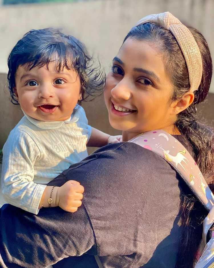 Shreya Ghoshal dan anaknya (instagram.com/shreyaghoshal)