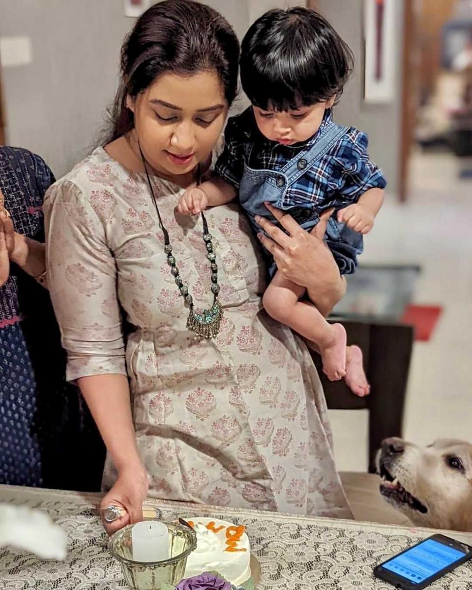 Shreya Ghoshal dan anaknya (instagram.com/shreyaghoshal)