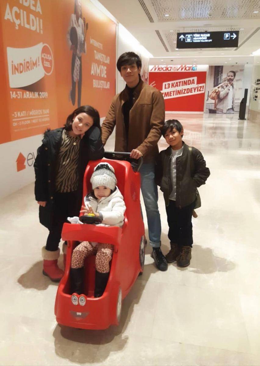 potret Joong Archen bersama sang adik : Sare, Ahmet, Asya (instagram.com/chen_rcj)