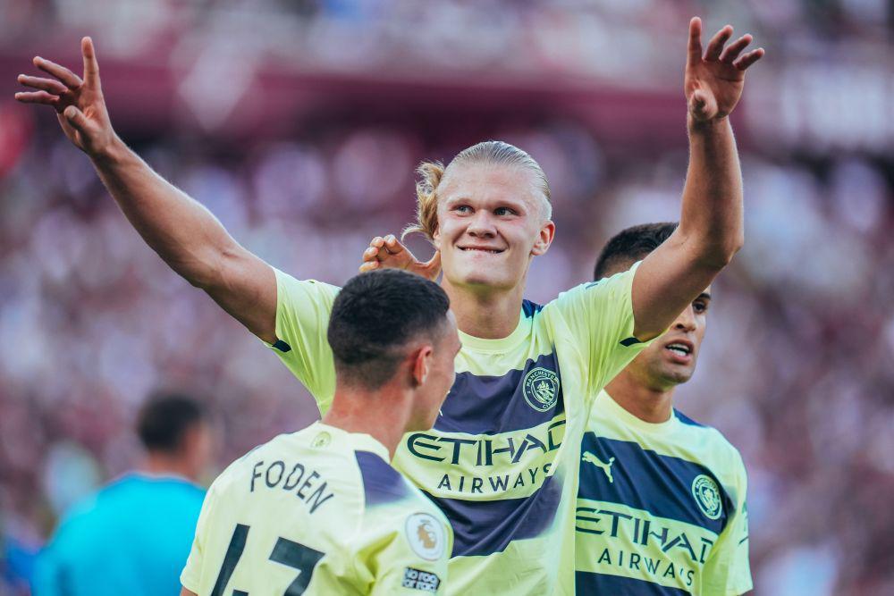 Erling Haaland saat merayakan gol bersama Phil Foden dan Joao Cancelo. (twitter.com/ManCity)