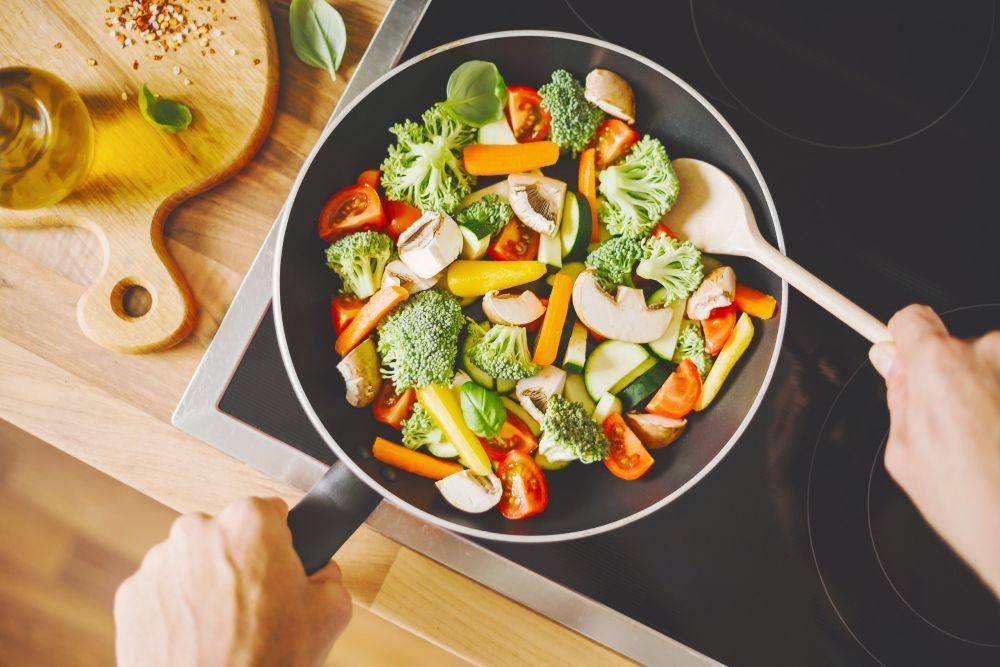 ilustrasi memasak sayur (Freepik.com/valeria_aksakova)