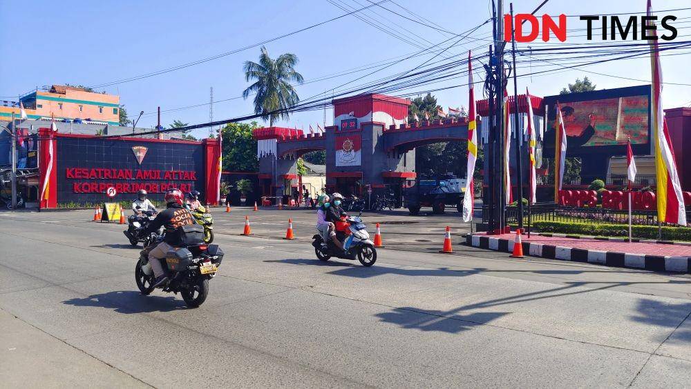 Suasana di lalu lintas di depan Mako Brimob, Depok, Jawa Barat. (IDNTimes/Dicky)
