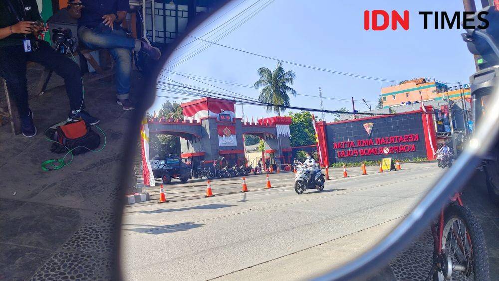 Suasana di depan Mako Brimob Kelapa Dua, Depok, Jawa Barat. (Dicky/IDNTimes)