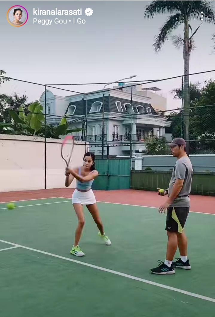 potret Kirana Larasati main tenis (instagram.com/kiranalarasati)