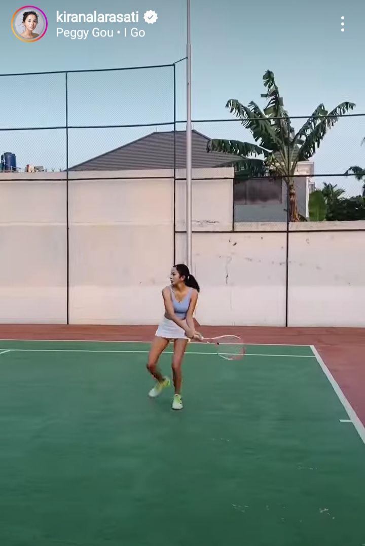 potret Kirana Larasati main tenis (instagram.com/kiranalarasati)