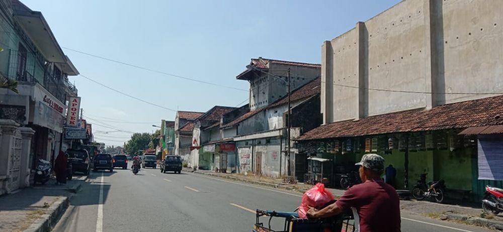 Sejumlah bangunan tua masih terlihat di sudut-sudut Kecamatan Babat, Kabupaten Lamongan. IDN Times/Imron