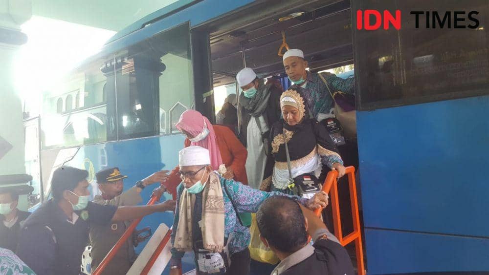 Jemaah haji NTB kloter 6 saat tiba di Asrama Haji NTB tahun 2022. (IDN Times/Muhammad Nasir)