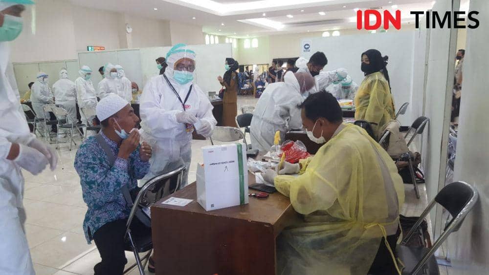 Pemeriksaan swab antigen kepada jemaah haji di Asrama Haji NTB. (IDN Times/Muhammad Nasir)