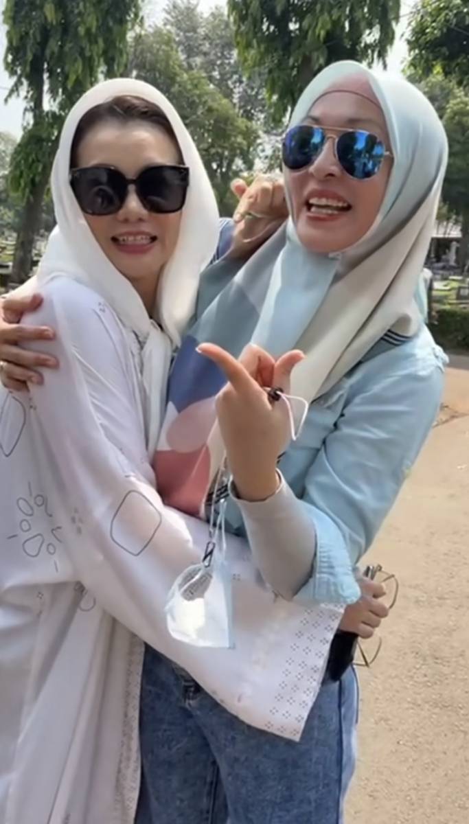 potret akrab Angelina Sondakh dan Reza Artamevia di depan makan Adjie Massaid (instagram.com/angelinasondakh09)