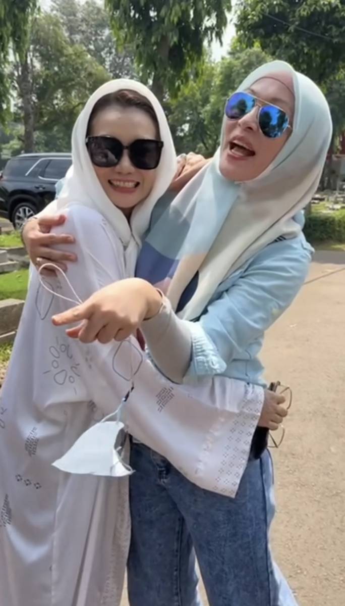 potret akrab Angelina Sondakh dan Reza Artamevia di depan makan Adjie Massaid (instagram.com/angelinasondakh09)