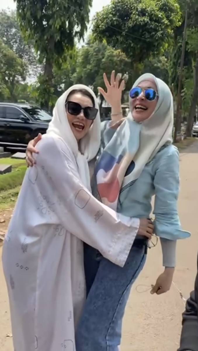 potret akrab Angelina Sondakh dan Reza Artamevia di depan makan Adjie Massaid (instagram.com/angelinasondakh09)