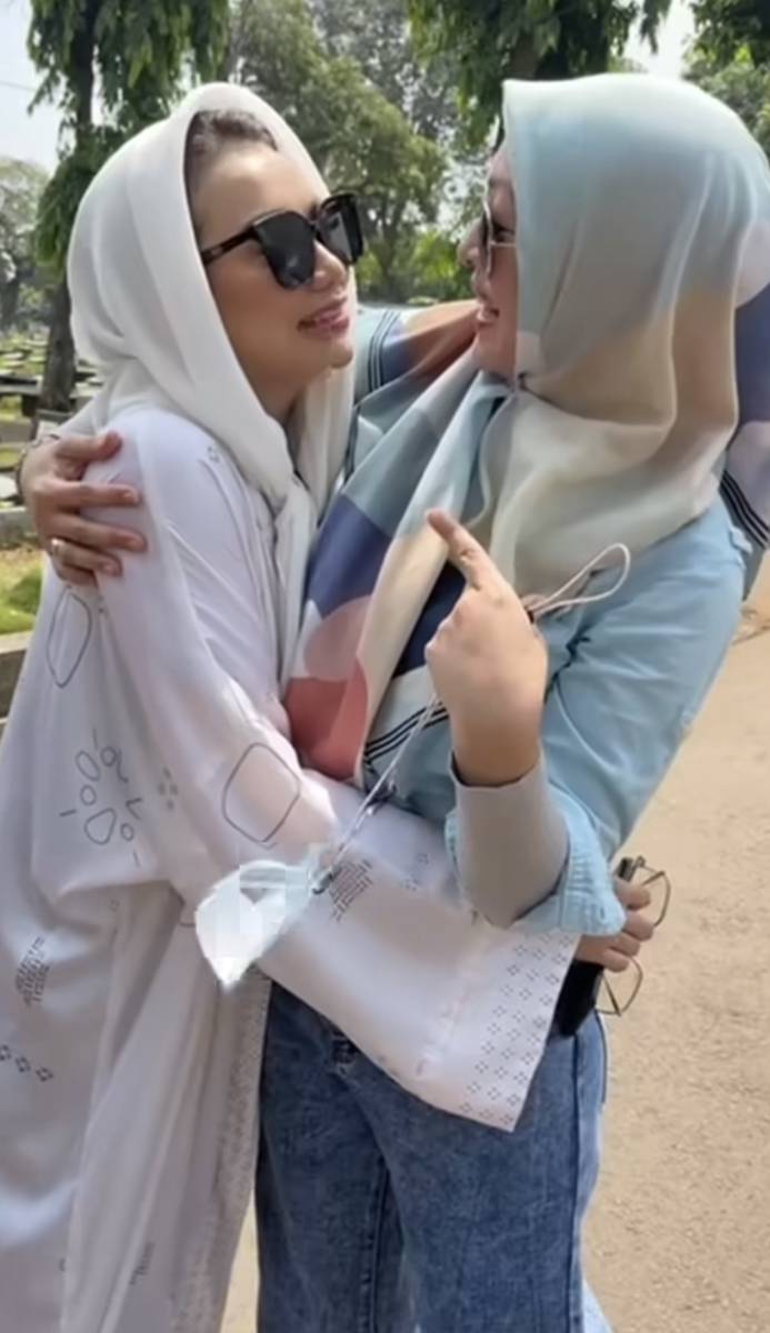 potret akrab Angelina Sondakh dan Reza Artamevia di depan makan Adjie Massaid (instagram.com/angelinasondakh09)