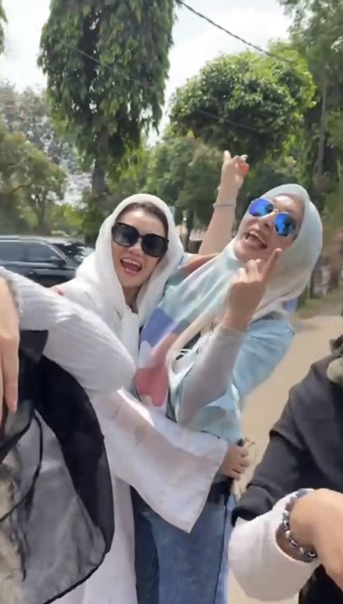 potret akrab Angelina Sondakh dan Reza Artamevia di depan makan Adjie Massaid (instagram.com/angelinasondakh09)