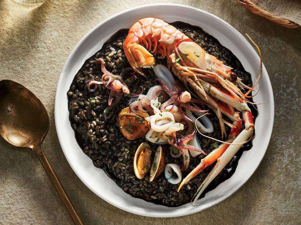 Ilustrasi black ink risotto (foodandwine.com)